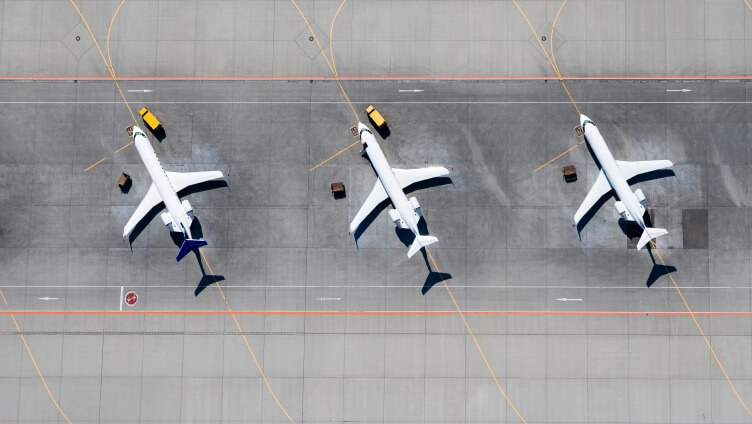 滑走路に駐機している飛行機