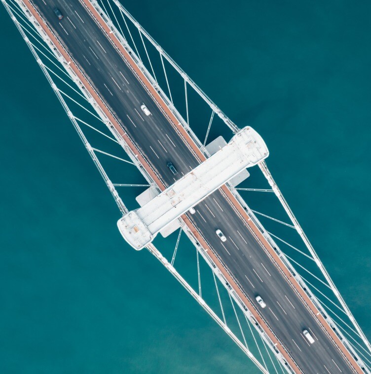 水面に浮かぶ橋の空中写真