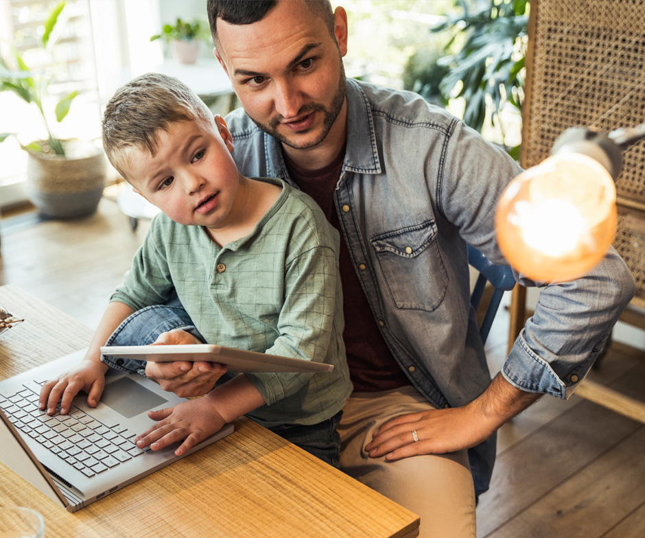 pessoa e criança usando um laptop