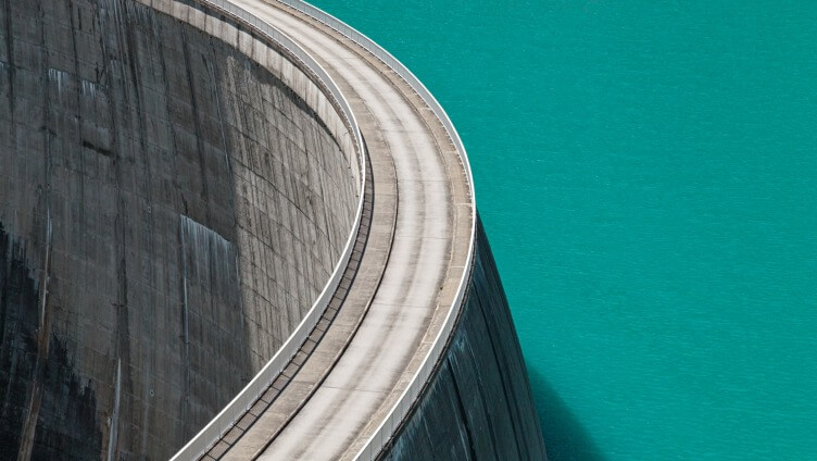 Ponte sobre a água