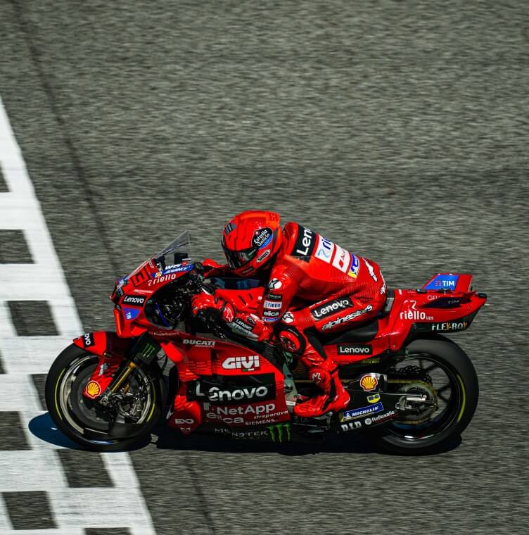 Um piloto da Ducati cruza a linha de chegada do MotoGP 2025 Thai Test