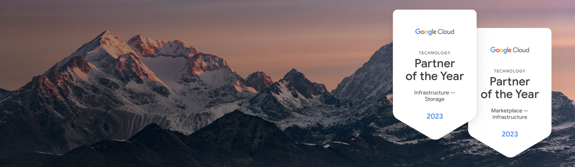 Imagem de fundo com uma paisagem de montanha cênica, com dois prêmios exibidos no topo. O primeiro prêmio diz: 