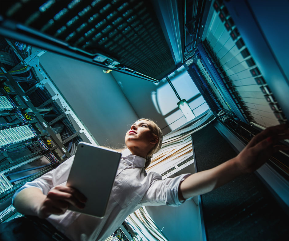 pessoa que trabalha em um datacenter