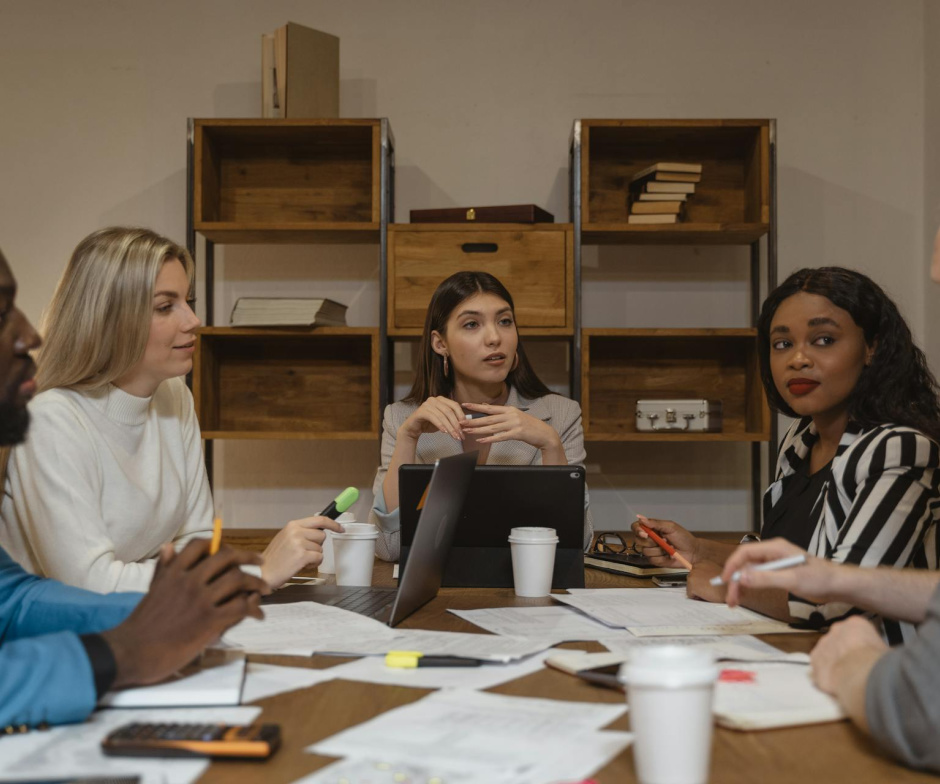 mulheres trabalhando na mesa