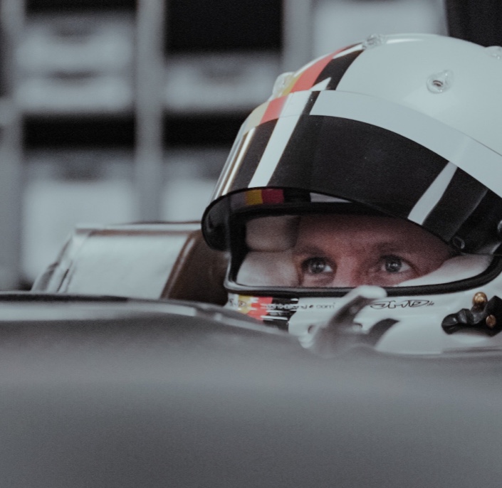 homem vestindo um capacete de corrida no carro de Formula 1