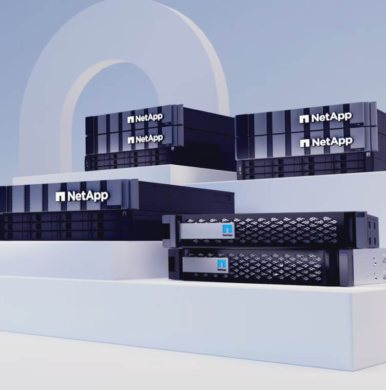Dispositivos da NetApp empilhados em prateleiras diferentes