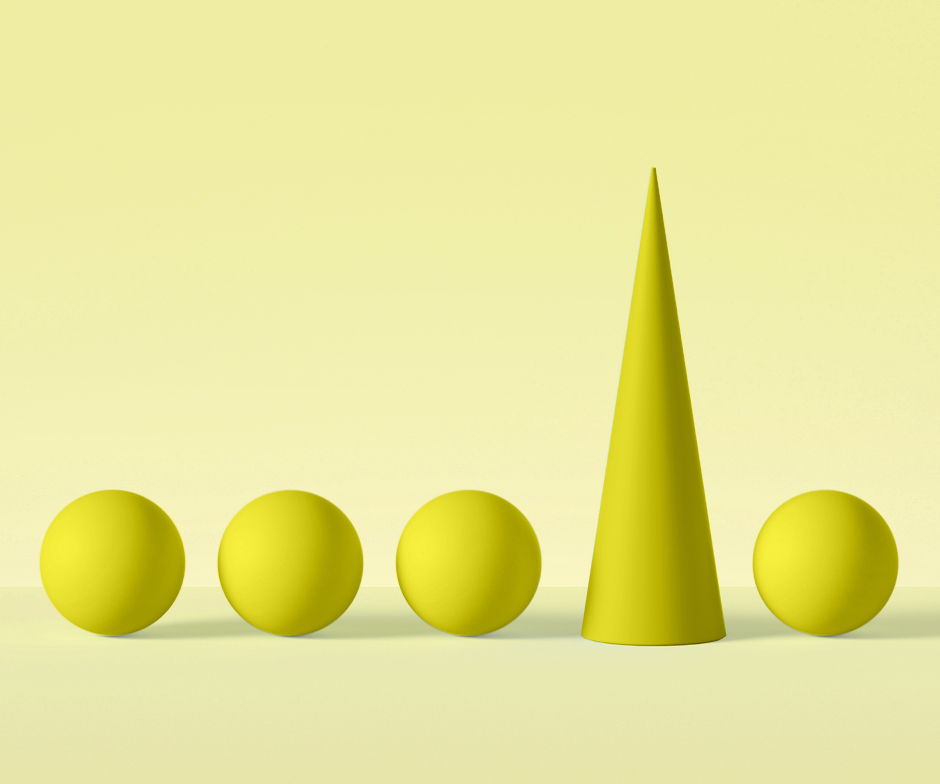 4 esferas amarelas alinhadas horizontalmente com um cone amarelo entre a esfera 3rd e 4th, tudo na frente do fundo amarelo