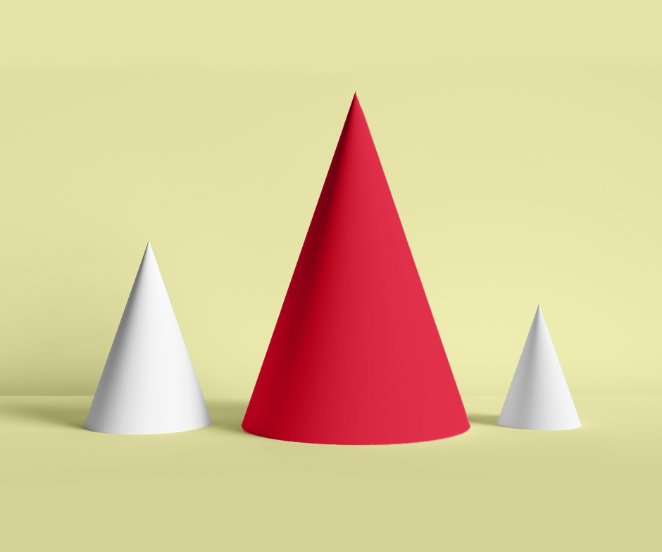fundo amarelo macio com um cone vermelho 3d entre dois pequenos cones brancos 3d