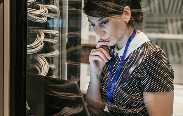 mulher trabalhando em um computador