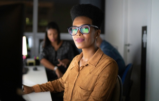 桌面前的一位女士