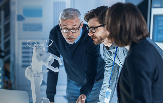 两个人在一间拥有大量计算机和屏幕的办公室