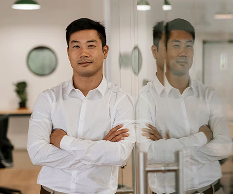 站在玻璃门旁边的人露出微笑
