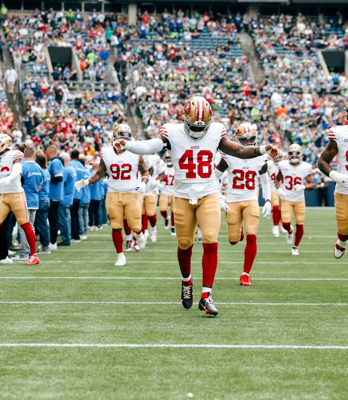 旧金山 49ers 在场上奔跑