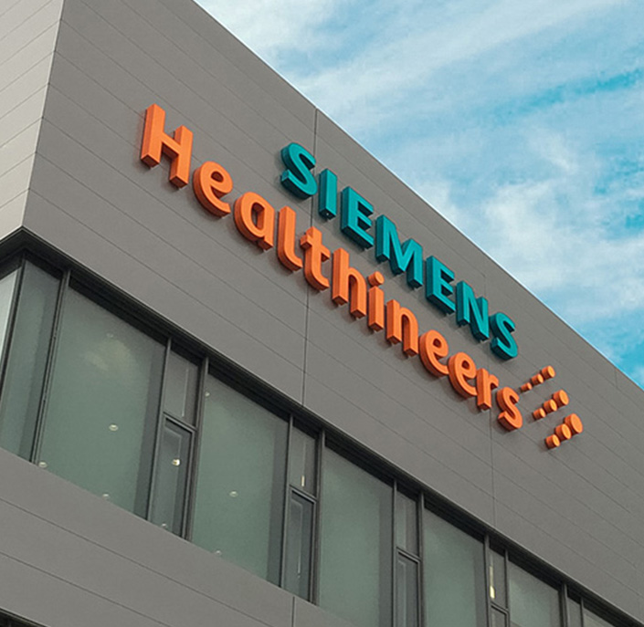 一幢写有 Siemens Healthineers 标志的大型建筑