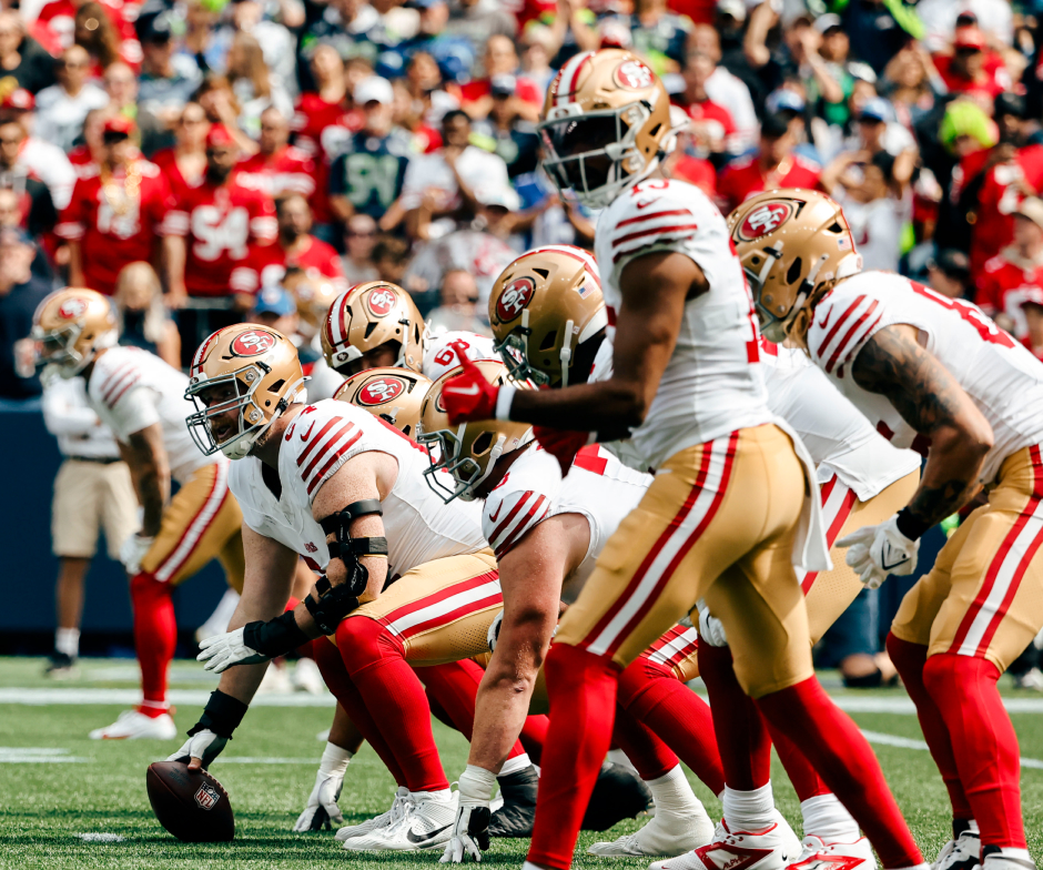 San Francisco 49ers 球员在比赛中在争球线排队，准备开球。
