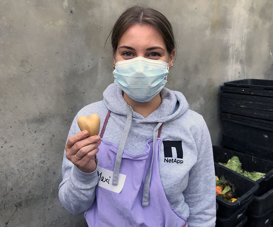 拿著食物的人