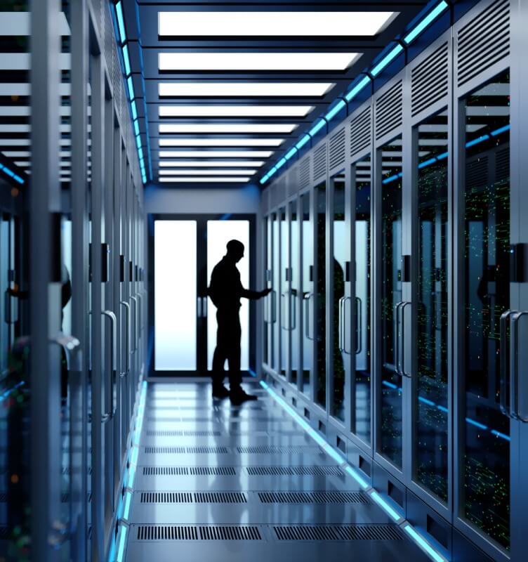 站在 Device Room 的人員