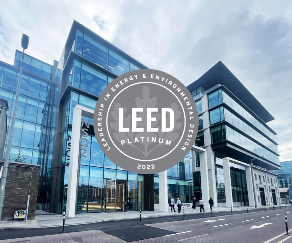 NetApp Cork 建築物景觀搭配重疊標誌，上面寫著 LEED Platinum 2022 - 能源與環境設計的領導地位