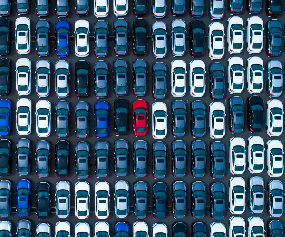 一排停好的車