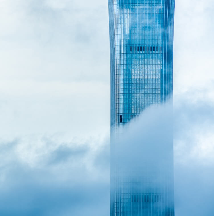 雲層之間的摩天高樓景觀