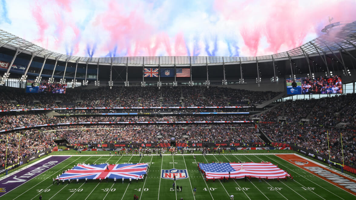 NFL 倫敦賽期間，球場座無虛席，球場上展示著巨大的英國和美國國旗。
